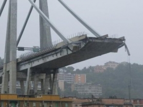 В Китае обрушился мост: автомобили рухнули в реку, есть без вести пропавшие